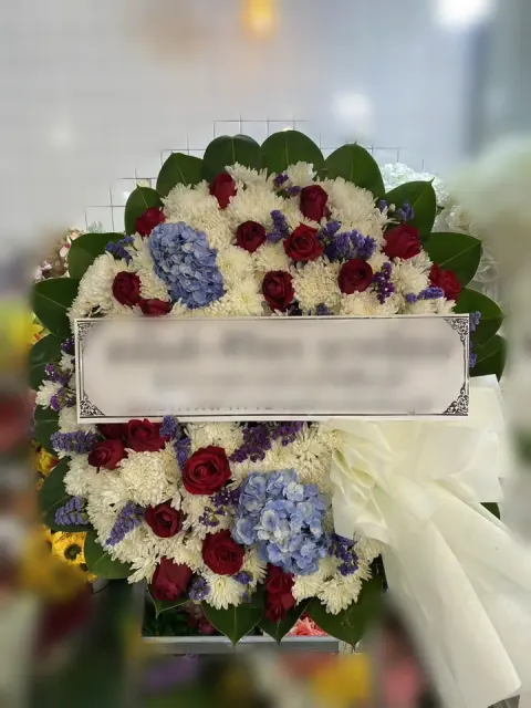 พวงหรีดกุหลาบ โทนขาวแดงฟ้า