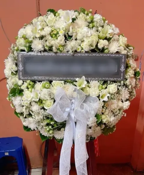 พวงหรีดลิลลี่ โทนขาวเขียว