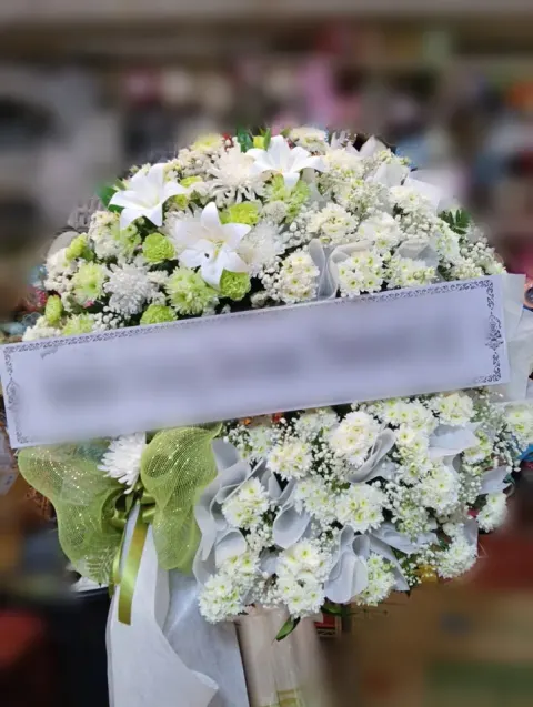 พวงหรีดลิลลี่ โทนขาวเขียว