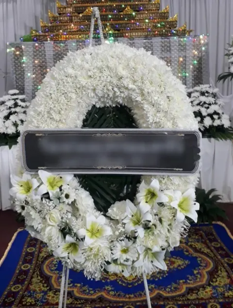 พวงหรีดลิลลี่ โทนขาวครีม