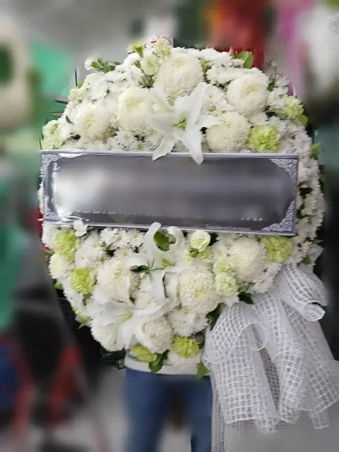 พวงหรีดลิลลี่ โทนครีมเขียวขาว