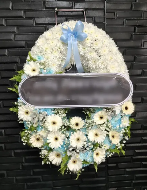 พวงหรีดเยอบีร่า โทนฟ้าเขียวขาว