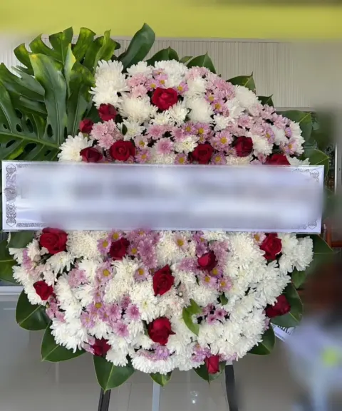 พวงหรีดกุหลาบ โทนขาวเขียวม่วง
