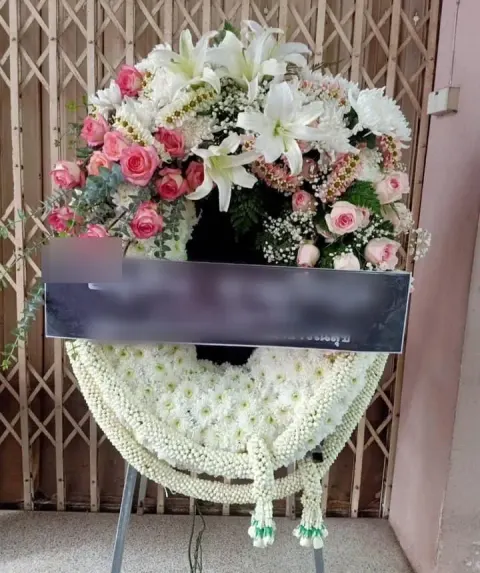 พวงหรีดลิลลี่ โทนขาวชมพู