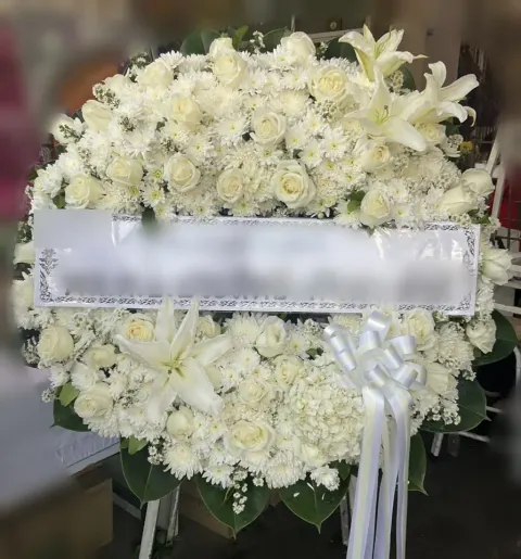 พวงหรีดกุหลาบ โทนขาวครีม
