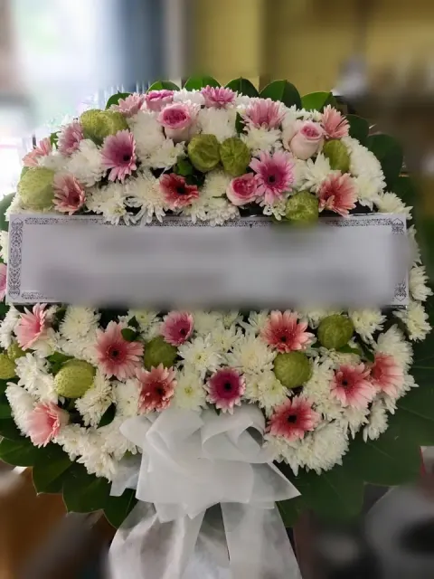 พวงหรีดกุหลาบ โทนขาวเขียวชมพู