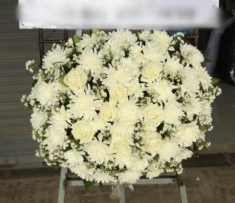 พวงหรีดกุหลาบ โทนขาวเขียว