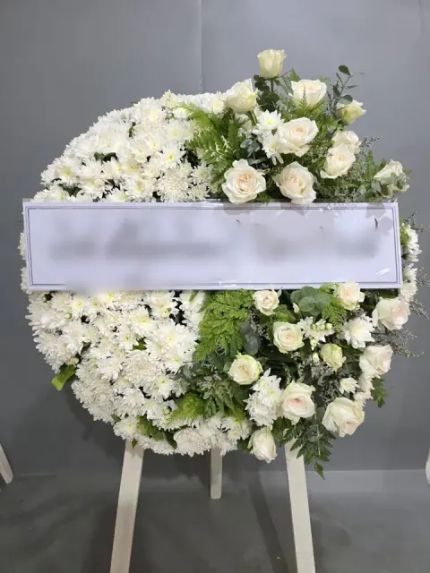 พวงหรีดกุหลาบ โทนขาวล้วน