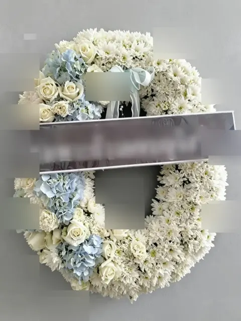 พวงหรีดกุหลาบ โทนขาวฟ้า