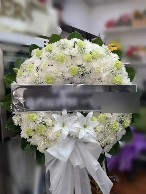 พวงหรีดลิลลี่ โทนขาวเขียวครีม