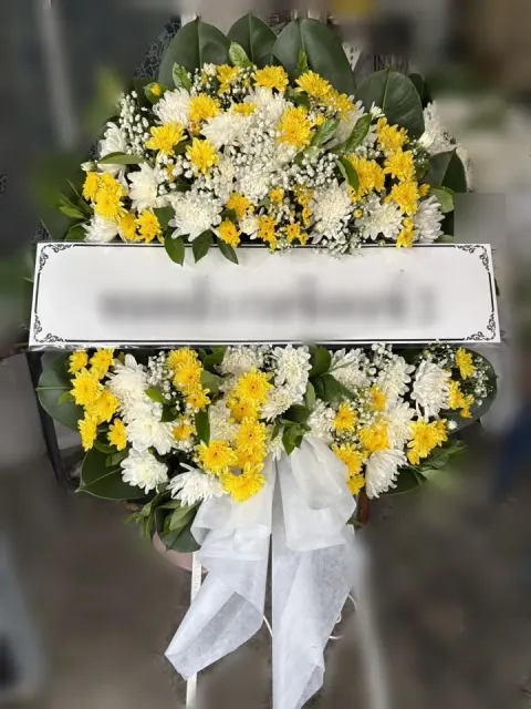 พวงหรีดดอกไม้สด โทนเหลืองขาว