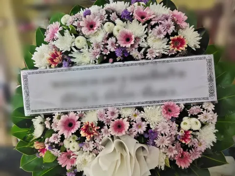 พวงหรีดเยอบีร่า โทนม่วงชมพูขาว