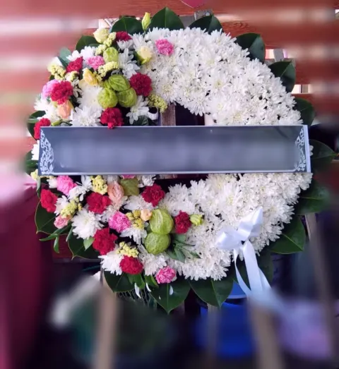 พวงหรีดคาร์เนชั่น โทนขาวเขียว
