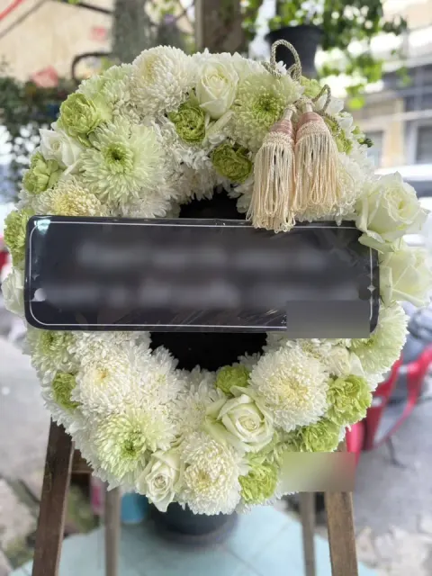 พวงหรีดกุหลาบ โทนเขียวขาว