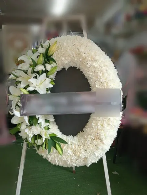 พวงหรีดลิลลี่ โทนขาวล้วน