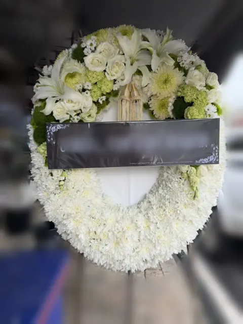 พวงหรีดลิลลี่ โทนขาวเขียว