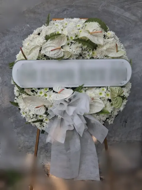 พวงหรีดหน้าวัว โทนขาวเขียว