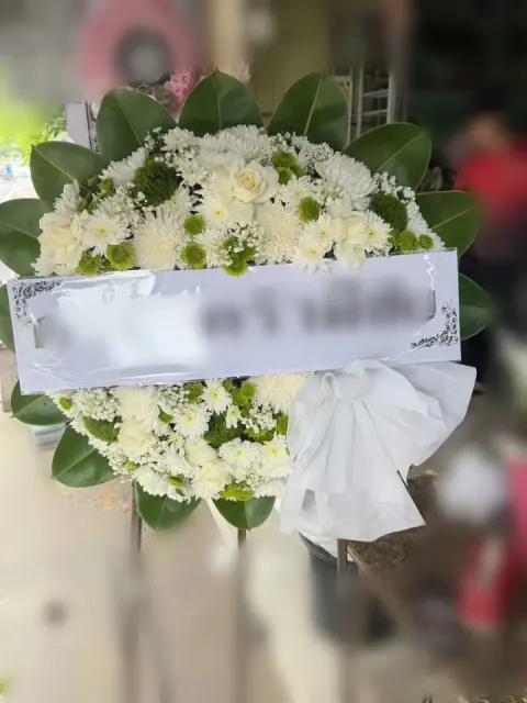 พวงหรีดกุหลาบ โทนเขียวขาว
