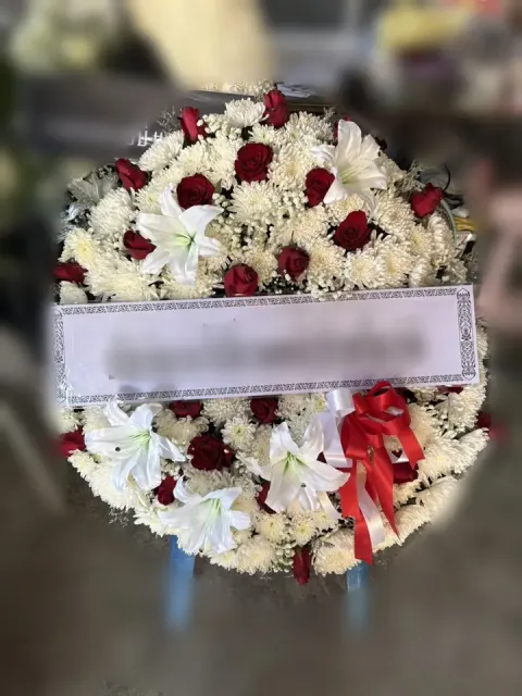 พวงหรีดลิลลี่ โทนขาวแดง