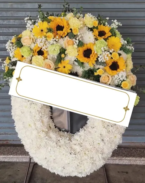 พวงหรีดกุหลาบ โทนขาวเหลือง