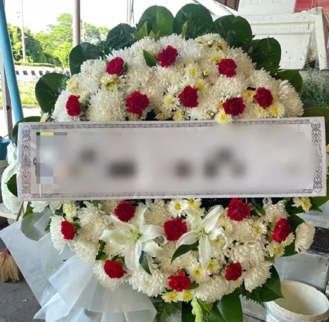 พวงหรีดลิลลี่ โทนขาวแดง