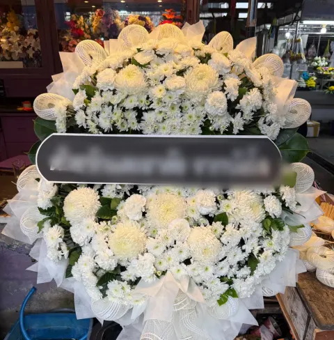 พวงหรีดดอกไม้สด โทนขาวเขียว
