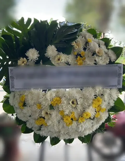 พวงหรีดเยอบีร่า โทนขาวเขียวเหลือง