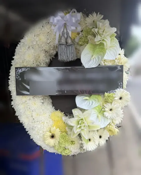 พวงหรีดลิลลี่ โทนขาวเขียวครีม
