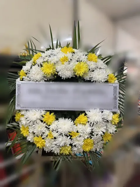 พวงหรีดดอกไม้สด โทนเหลืองขาว
