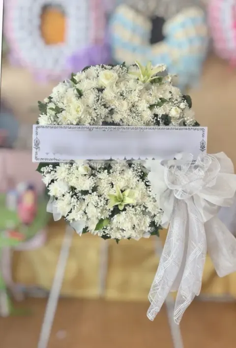 พวงหรีดลิลลี่ โทนขาวล้วน