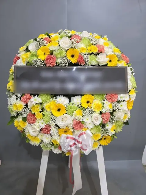 พวงหรีดกุหลาบ โทนเหลืองเขียวขาว