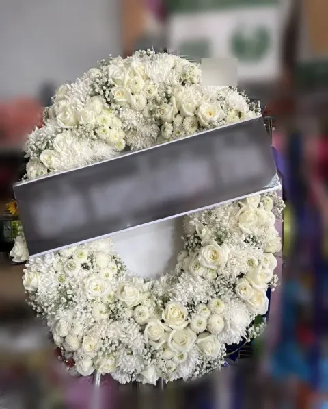 พวงหรีดกุหลาบ โทนขาวครีม