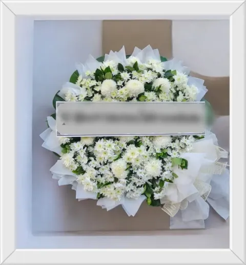 พวงหรีดดอกไม้สด โทนขาวเขียว