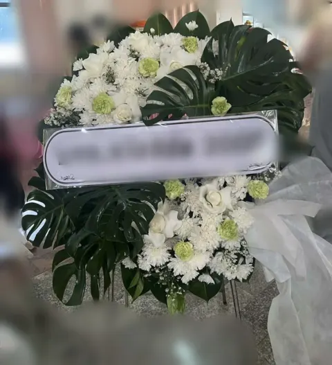 พวงหรีดกุหลาบ โทนขาวเขียวฟ้า