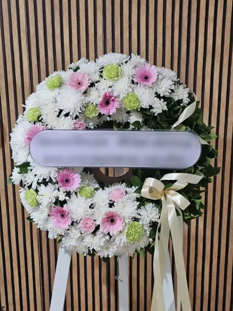 พวงหรีดเยอบีร่า โทนชมพูเขียวขาว