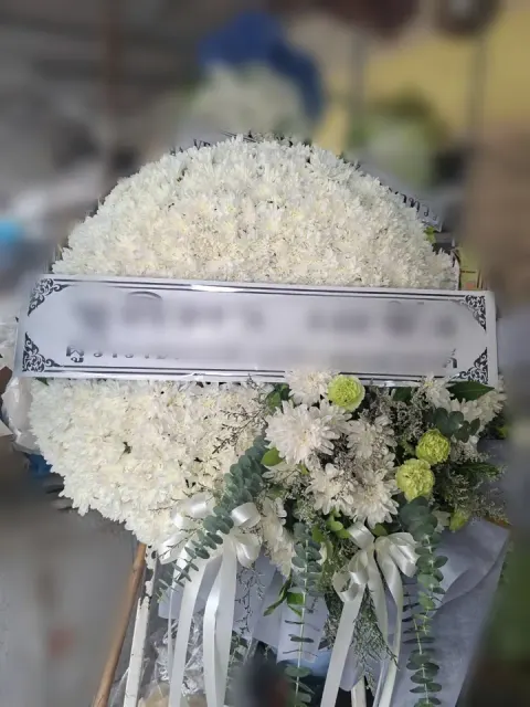 พวงหรีดคาร์เนชั่น โทนขาวล้วน