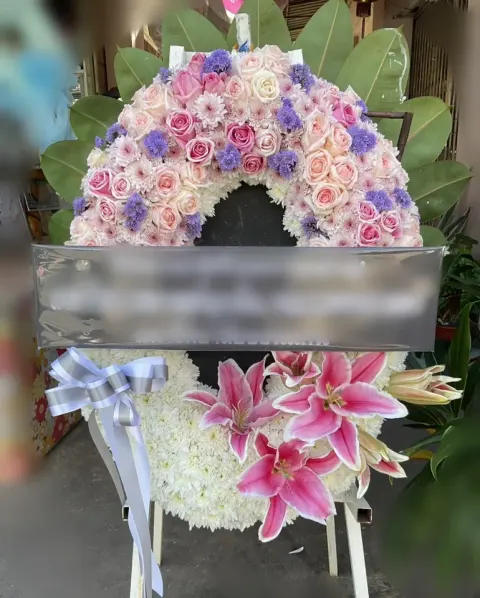 พวงหรีดกุหลาบ โทนม่วงชมพูขาว