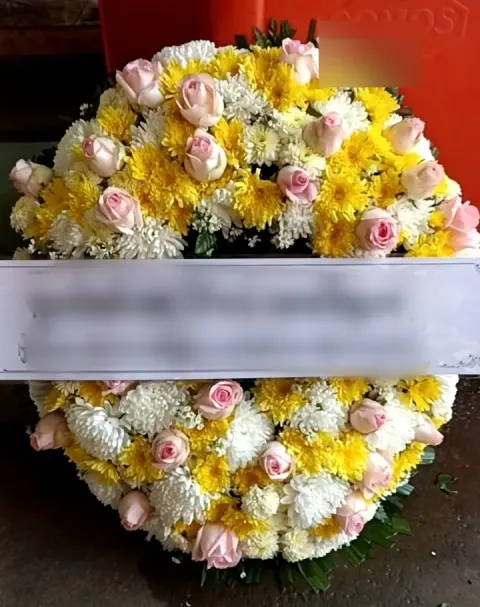 พวงหรีดกุหลาบ โทนเหลืองชมพู