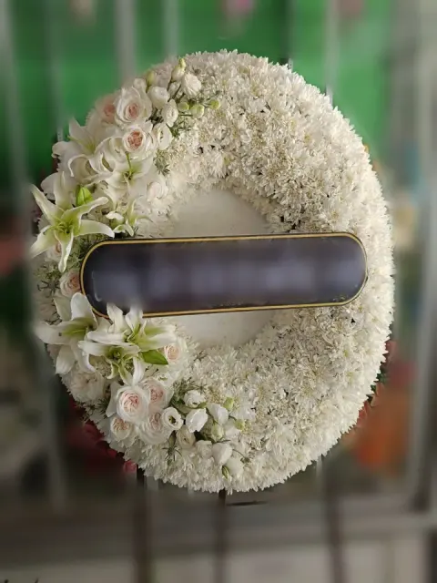 พวงหรีดลิลลี่ โทนครีมขาวชมพู