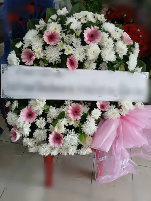 พวงหรีดเยอบีร่า โทนขาวชมพู