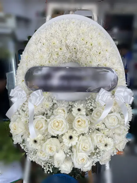 พวงหรีดกุหลาบ โทนครีมเขียวขาว