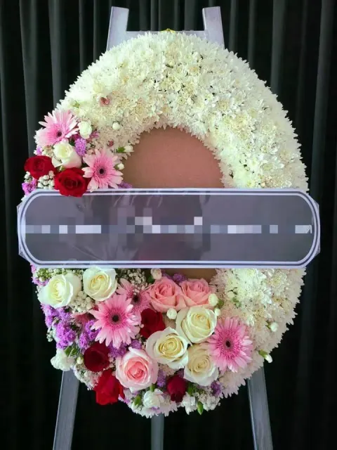 พวงหรีดกุหลาบ โทนขาวแดงชมพู
