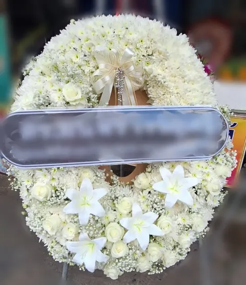 พวงหรีดลิลลี่ โทนขาวครีม