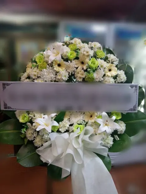 พวงหรีดลิลลี่ โทนขาวเขียว