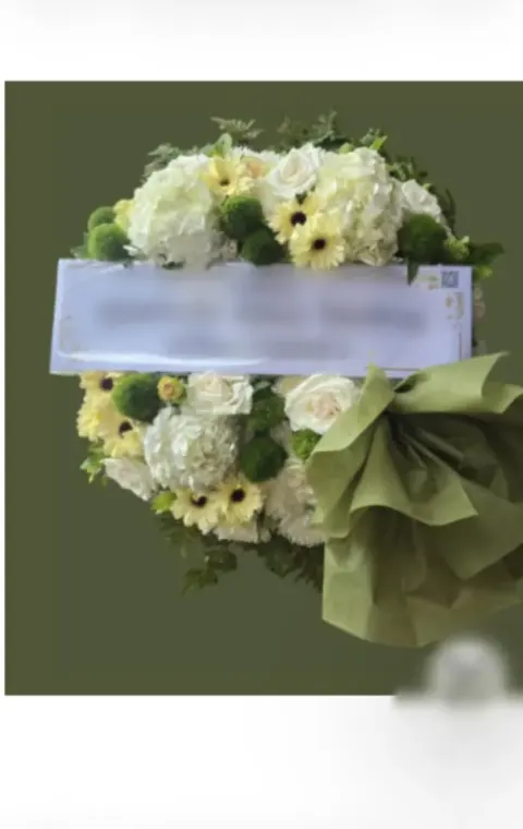 พวงหรีดกุหลาบ โทนขาวเขียว