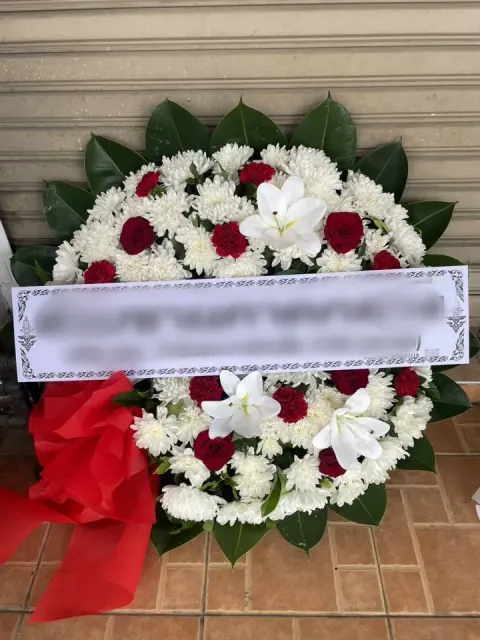 พวงหรีดลิลลี่ โทนขาวแดง