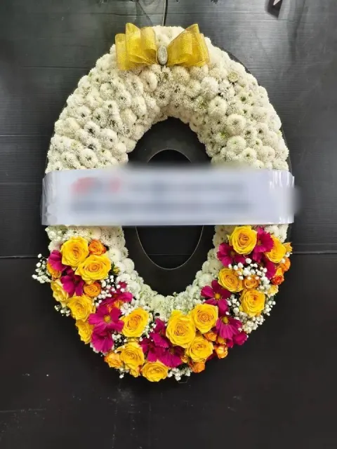 พวงหรีดกุหลาบ โทนขาวเหลือง