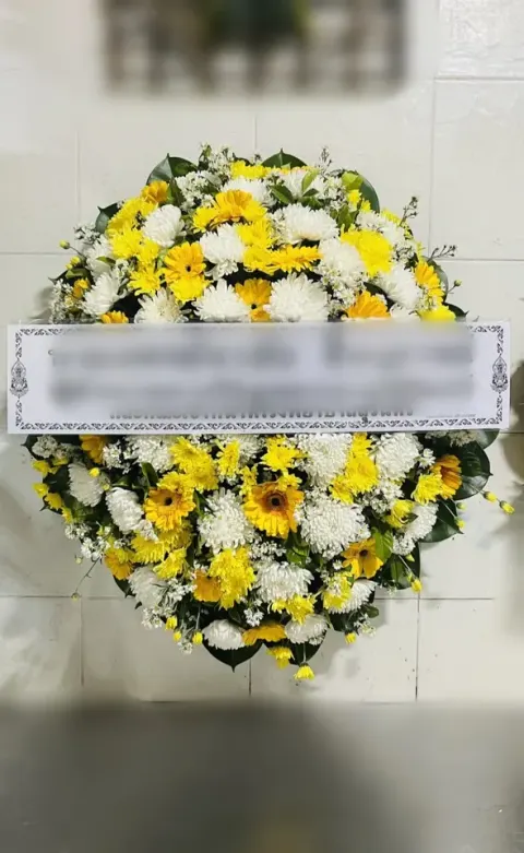 พวงหรีดเยอบีร่า โทนเหลืองขาวเขียว
