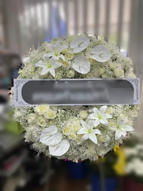 พวงหรีดลิลลี่ โทนขาวครีม
