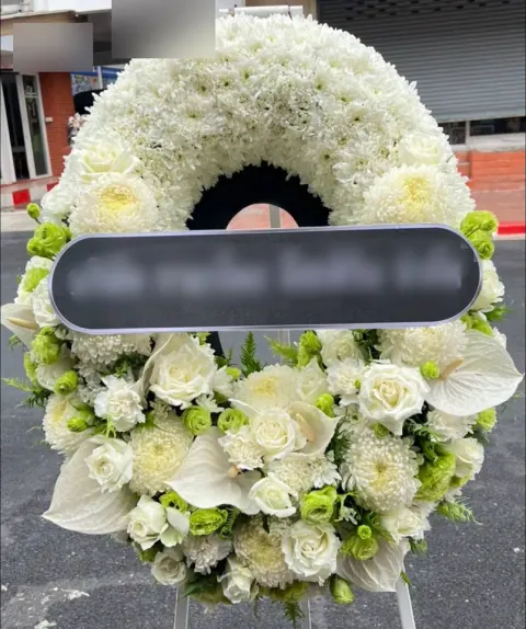พวงหรีดกุหลาบ โทนขาวเขียวครีม